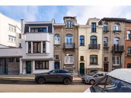 maison/triplex rénovée de ± 160 m² 2ch/2sdb/1bureau