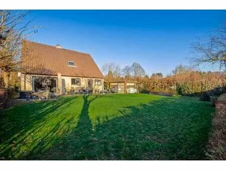 huis (open bebouwing) met 4 slaapkamers en tuin te brecht!