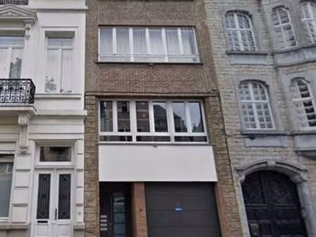 près av. louise  appart 1ch de 60m2 au 2eme etage.
