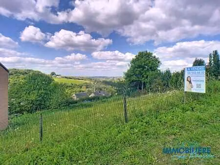 terrain à bâtir dans une rue calme