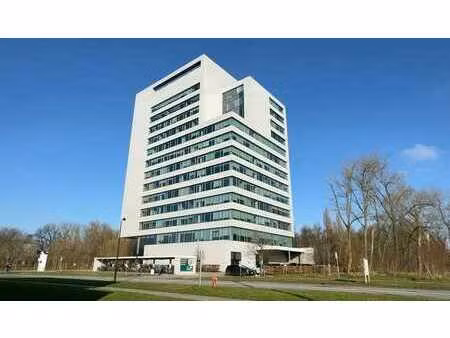 bureaux de services complets à louer dans la tour aa à zwij