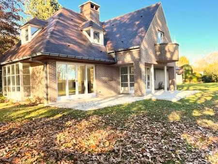 jolie villa avec superbe jardin et piscine-quartier prisé