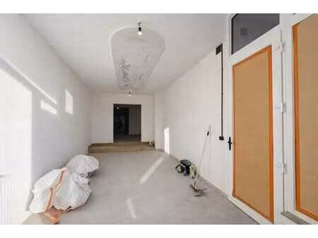 rez-de-chaussée commercial avec terrasse au sint-jansplein