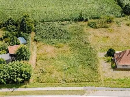 spacieux terrain de 2042 m2 orienté sud à astene