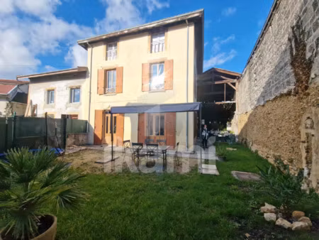 maison de village de 111 m2 avec grande cour extérieure couv