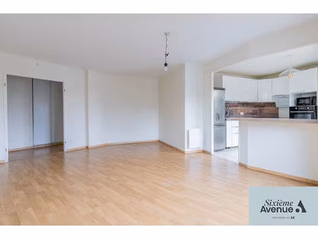 appartement 3 pièces lumineux disposant d'un balcon  deux stationnements en sous-sol et un