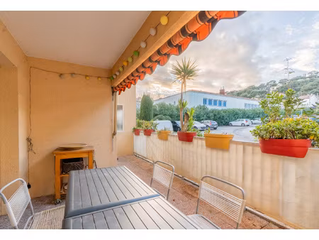 appartement en rdc 2 pièces avec terrasse et stationnement 