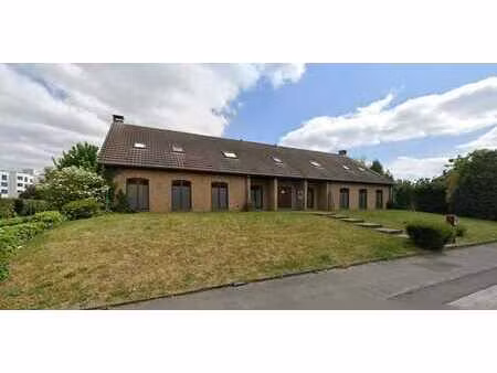 très bel immeuble usage multiple derrière l'hôpital epicura