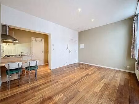 quartier européen - superbe studio remis à neuf