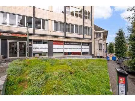 bureau avec garages très bien situé au centre d'alost