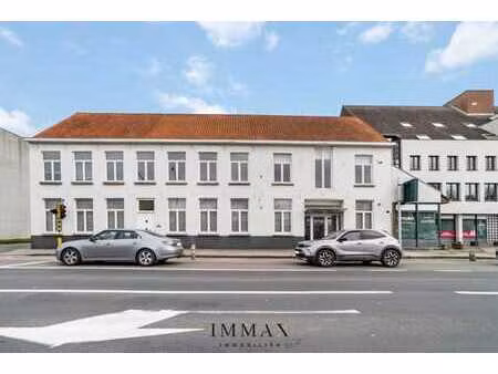 bâtiment historique 'cour de versailles'