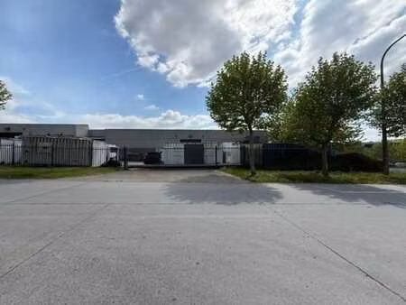 entrepôt de 720 m² avec terrain extensible de 5.000 m²