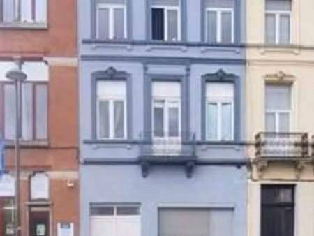 commerce à vendre dans une rue tres fréquentée