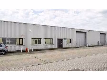 entrepôt avec bureau aménagé à louer dans le parc industrie