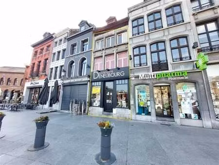 surface commercial située au coeur de la grand place d'ath -
