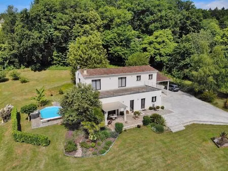 a quelques minutes au nord-est de sarlat  superbe maison contemporaine construite en 2014