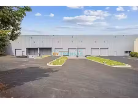 a louer bâtiment indépendant de stockage 4 542m² sur un foncier de 7 688m² à lisses
