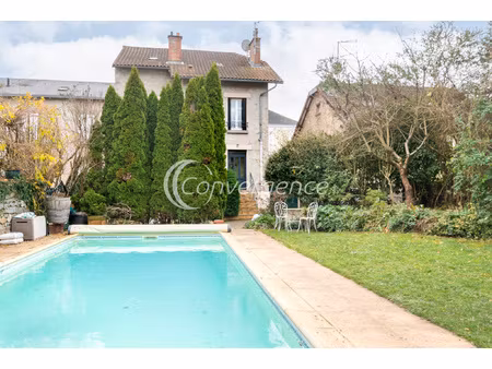 maison de ville avec jardin  piscine  dépendance et garage -