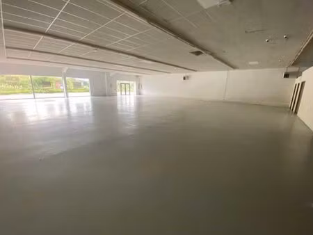 location commerce 868 m² à quimper (29000)