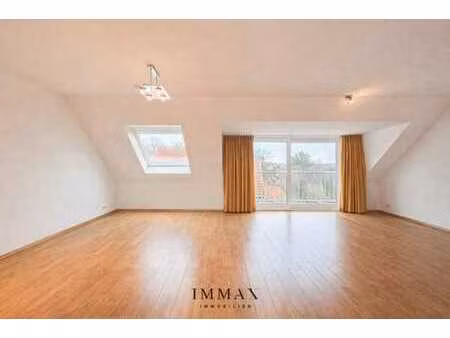 spacieux appartement duplex avec 2 chambres situé au cœur de