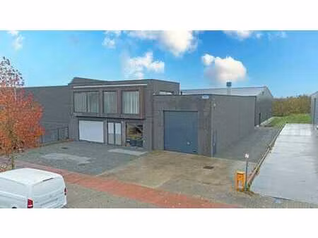 bedrijfsgebouw met kantoor en loft op strategische liggin...