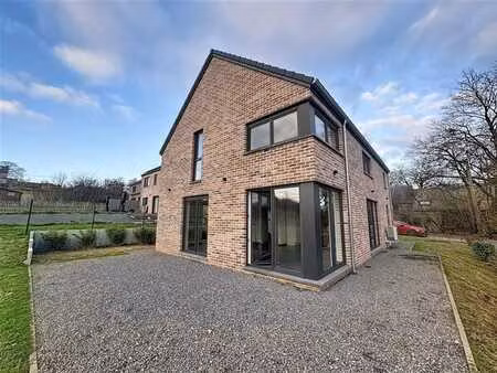 maison récente avec jardin