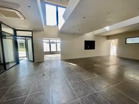 rez de chaussé commercial idéalement situé hannut