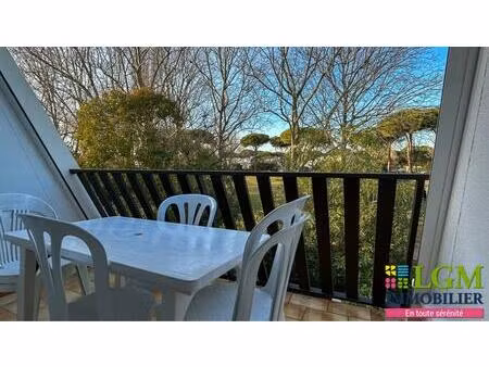 studio avec balcon vue parc et place de stationnement