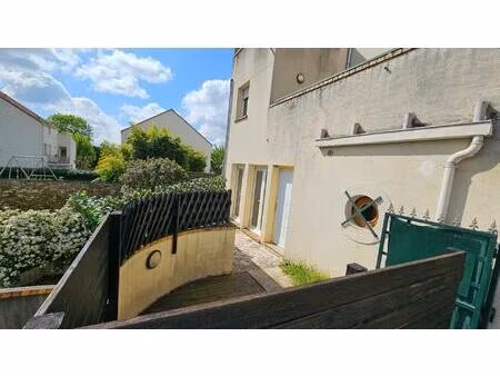 grans studio avec terrasse au rez-de-chaussée  calme  centre ville