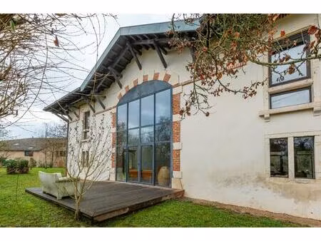 maison de 6 pièces de 247 m² à charentay