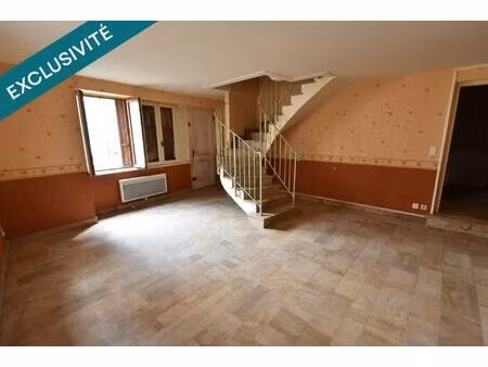 situé au coeur du village   cette maison de village à rénover offre de multiples possibili