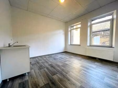 kot de 14 m² avec terrasse  cuisine et sanitaires communs