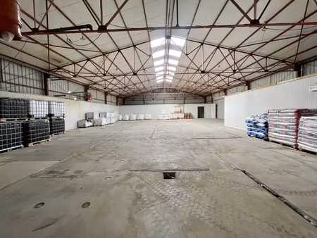 entrepot de 600m2 (hall  quai de chargement  bureaux ...)