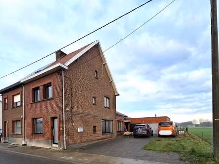 charmante maison 3 façades dans un cadre verdoyant à perk