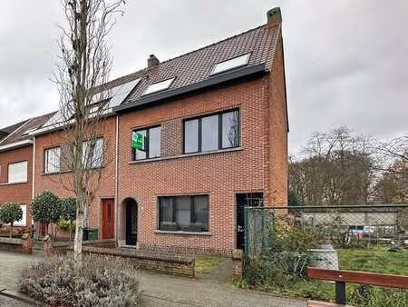 huis met 4 slaapkamers  2 badkamers en tuin te wijnegem!