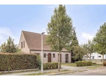 maison individuelle avec une grande dépendance à vendre à lo