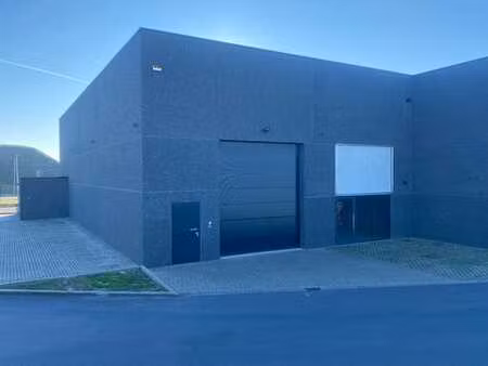 entrepôt avec bureau.