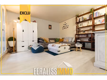 un f2 chaleureux avec balcon idéalement situé !