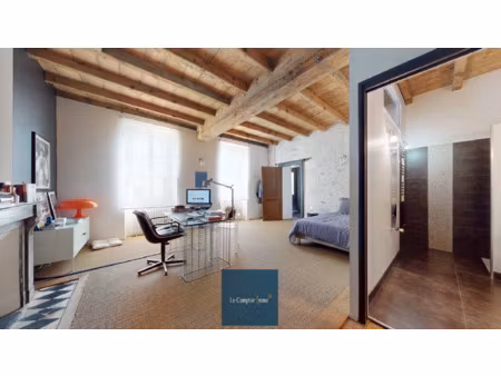 maison de ville en pierre.