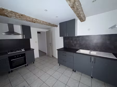 coursan : maison de village avec cours 5 pièces à louer