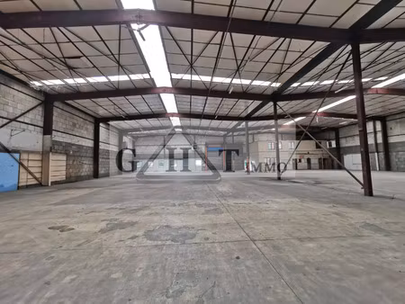 entrepot-bureaux de 1600m2 en vente a plaisir !