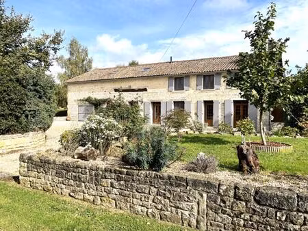 ancienne ferme en pierre  emplacement privilégié  5 chambres  4 salles de bains  piscine  