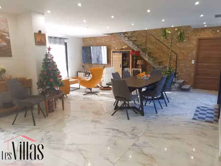 aux portes de st cyprien - villa d'architecte récente avec p