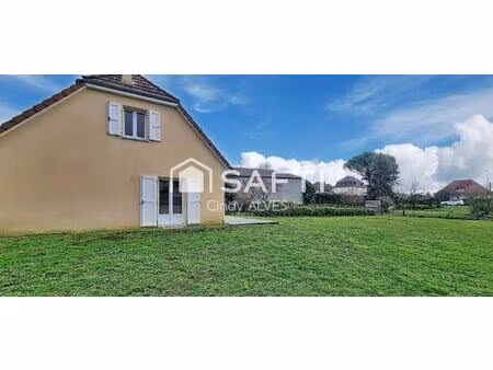 maison construite en 2 appartements avec garages