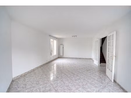 maison de ville idéalement située à montigny-le-bretonneux