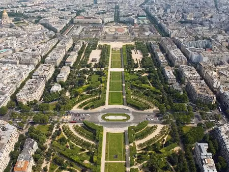 location pure / champ de mars / idéal bureau ou showroom sur rue