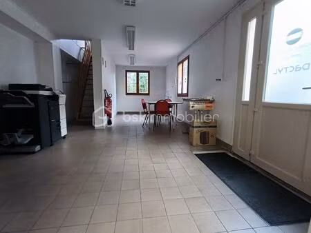 local d'activités de 161 m² à sens