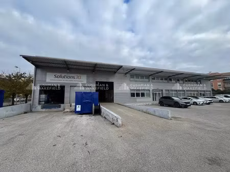 rare à la location - entrepôt