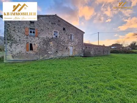 maison en pierre à rénover offrant un beau potentiel.