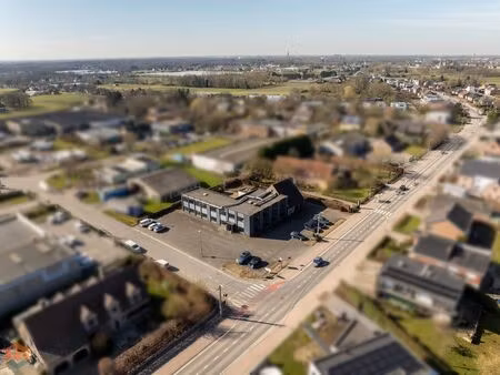 veelzijdig kantoorgebouw met ruime parking op 2433 m²